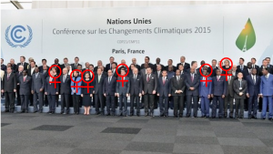 Les représentants politiques des pays du monde entier lors de la COP21. La présence homéopathique des femmes, entourées en rouge sur la photo, est édifiante...